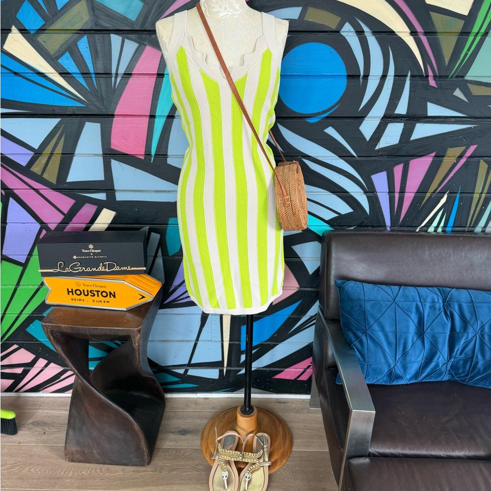 NWT House of Harlow Neon Green and Cream Dress, perfect for warmer weath…